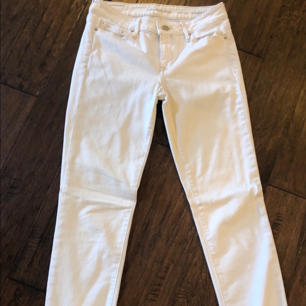 Cute white Calvin Klein Jean 29 length 32